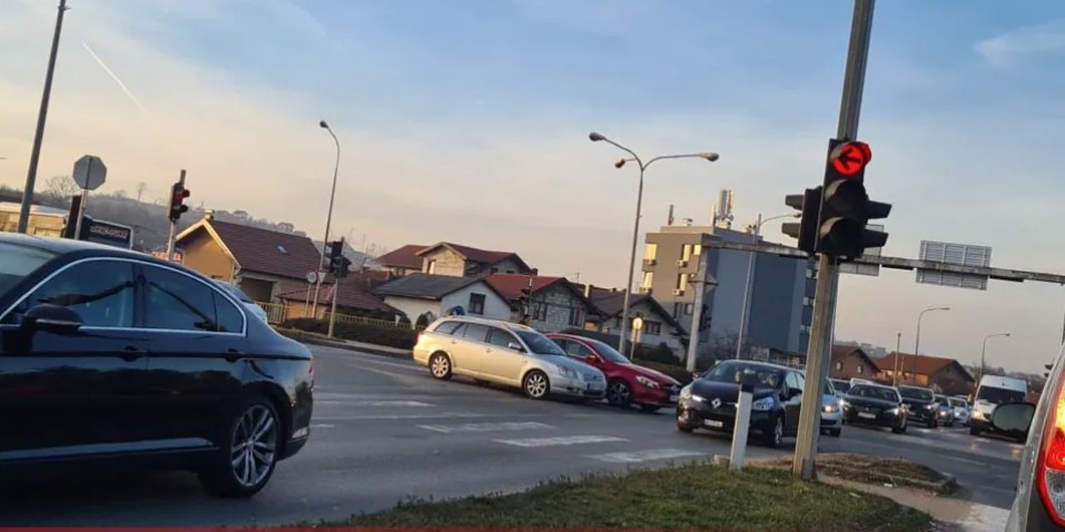 SAOBRAĆAJKA U BANJALUCI Sudar dva vozila kod Kramara, saobraćaj usporen