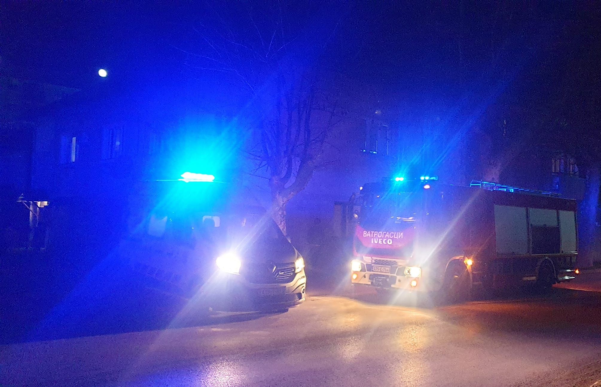 DRAMA U BRATUNCU Policija zvala vatrogasce da razvale vrata, unutra bio muškarac kojem je pozlilo