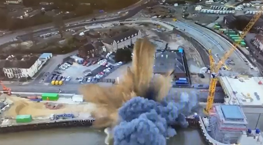 ZAPANJUJUĆI PRIZOR Eksplodirala bomba u Engleskoj, krhotine letjele visoko u vazduh (VIDEO)
