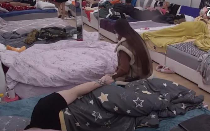 DALA MU TAJNU PORUKU! Anđela iskoristila Aninu nepažnju i prišla Zvezdanu: Kamera snimila šta je sakrila (VIDEO)