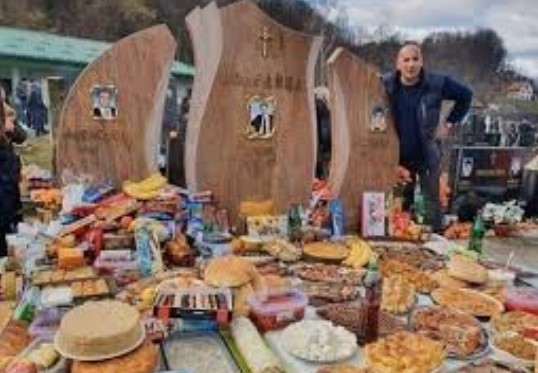 OBIČAJ IZMAKAO KONTROLI "Švedski stolovi" postavljeni po grobovima na Zadušnice šokirali Srbiju