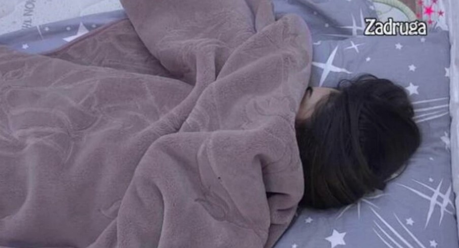 ANĐELA ĐURIČIĆ SE GUŠI U SUZAMA Van sebe zbog raskida sa Zvezdanom, pala u postelju i ne ustaje ispod pokrivača
