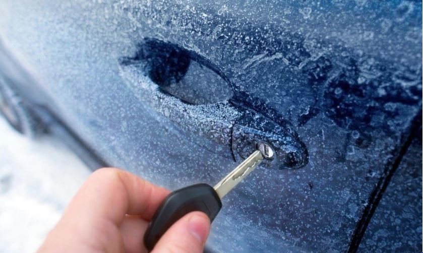 OVAKO MOŽETE DA ODLEDITE VRATA AUTA: Jednu stvar nemojte raditi