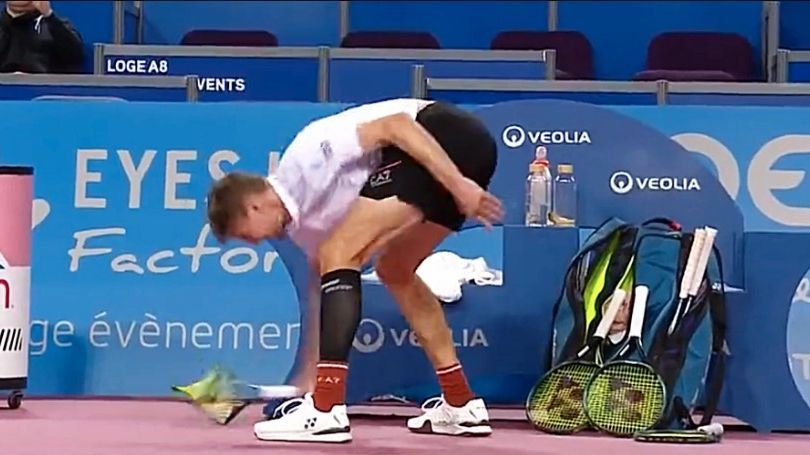 TENISER IMAO IZLIV EMOCIJA NA MEČU Nije mu bilo dobro, slomio čak tri reketa (VIDEO)