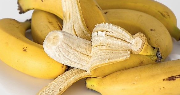 REZULTATI ĆE VAS IZNENADITI Bananom protiv bubuljica, podočnjaka i nepravilnosti na koži