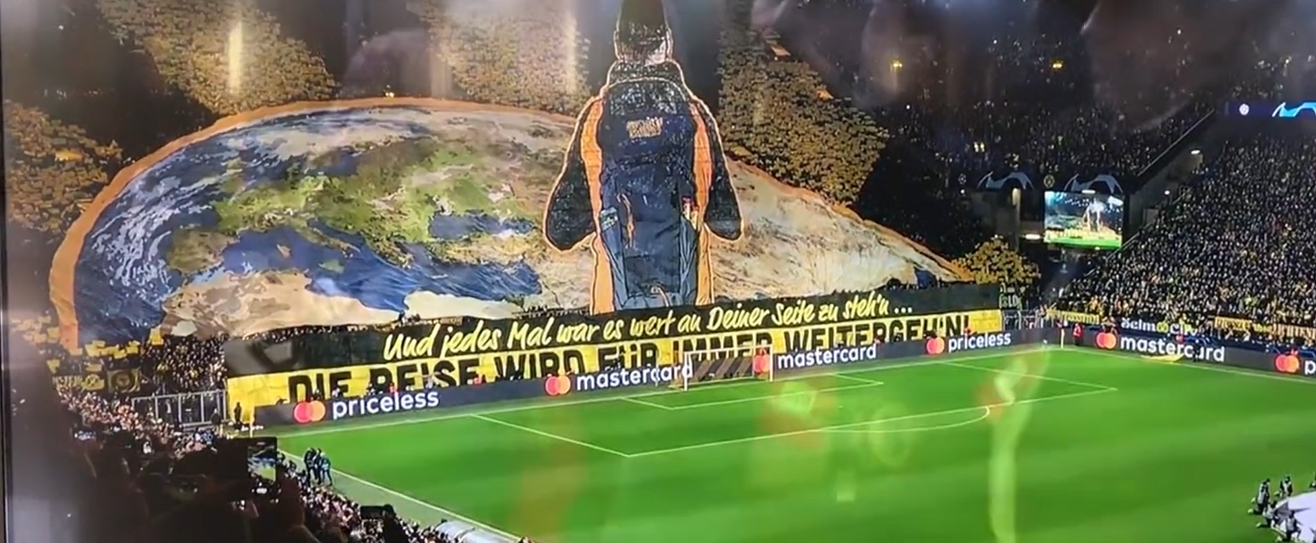 NAVIJAČKI SPEKTAKL Fantastična koreografija navijača Borusije impresionirala svijet (VIDEO)