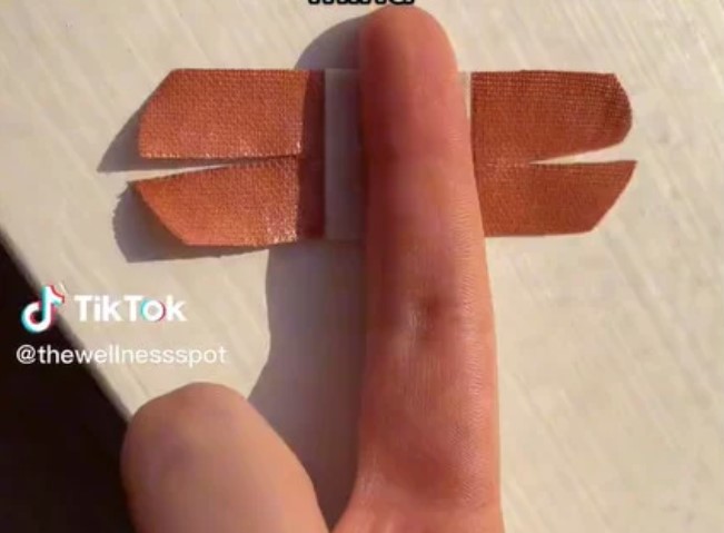 CIJELI ŽIVOT POGREŠNO STAVLJATE FLASTER: Evo kako treba da ga zalijepite da ne spadne (VIDEO)