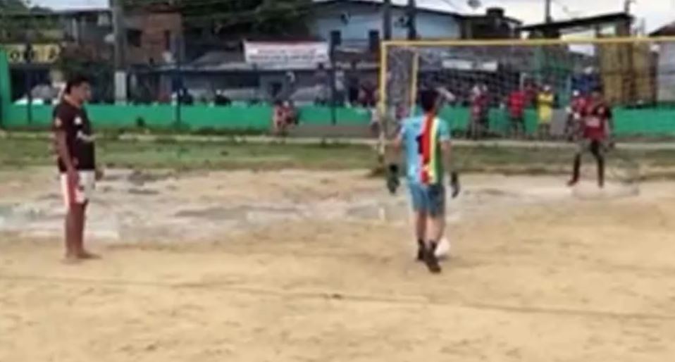 HOROR NA FUDBALSKOM MEČU Uletio na teren i ubio trojicu igrača (VIDEO)