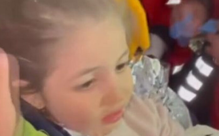 SMIJATI SE ILI PLAKATI Djevojčicu (5) spasili iz ruševina i pitali hoće li vodu, njen odgovor nasmijao spasioce (VIDEO)