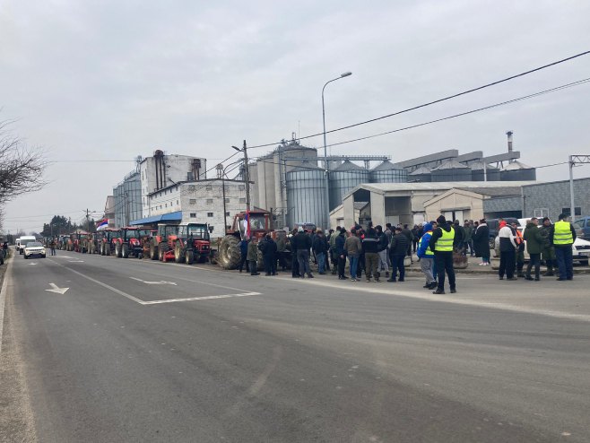 PROTEST POLJOPRIVREDNIKA U KOZARSKOJ DUBICI Traže korištenje 500 hektara opštinskog obradivog zemljišta (FOTO)