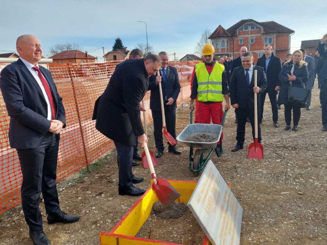DODIK, VIŠKOVIĆ I BOJIĆ POLOŽILI KAMEN TEMELJAC U Laktašima počela izgradnja novog pogona za proizvodnju elektronike