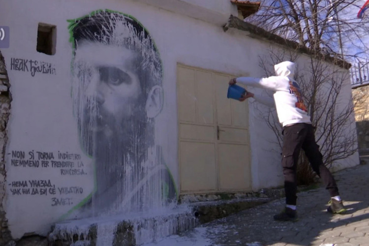 "OVAJ MURAL JE NAŠ SIMBOL SLOBODE" Djeca, nastavnici i žitelji Orahovca očistili prekrečeni mural sa likom Đokovića