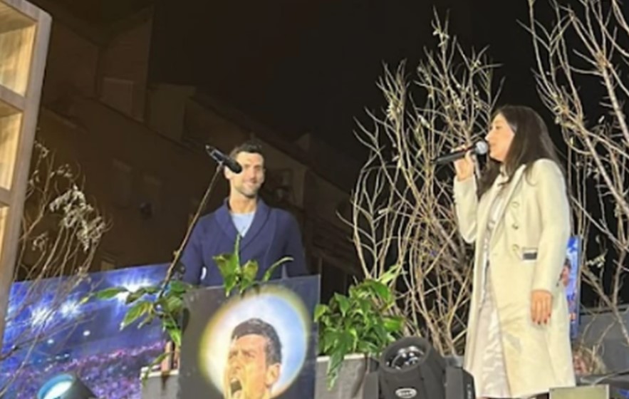 "HEJ, DRAGI, DRAGI BOŽUROVE SADI..." Spektakularan doček u Beogradu za Đokovića: Naš Nole ponovo pokazao koliki je car i pred hiljadama obožavalaca zapjevao sa majkom (VIDEO)