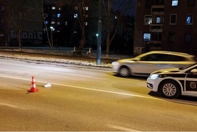 OSTALA PATIKA NA MJESTU NESREĆE Potresni prizori u Dobrinji, gdje je udaren pješak (FOTO)
