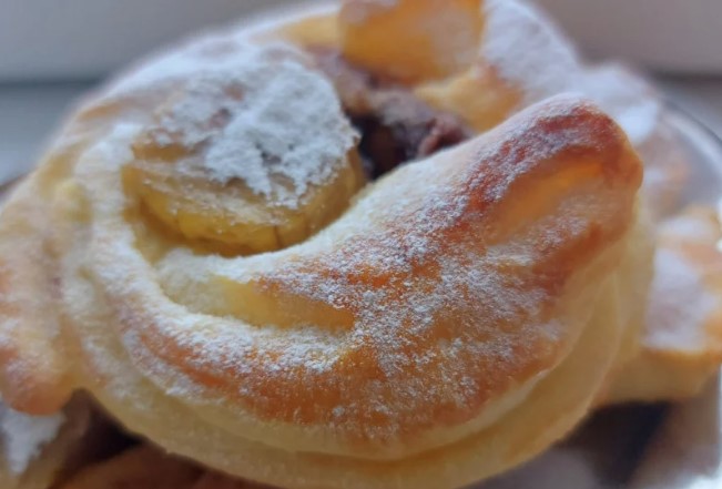 DA VAM ZAMIRIŠE ČITAVA KUĆA Sjajno pecivo s kremom i bananama
