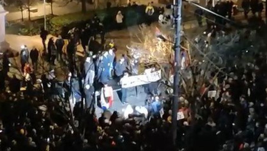 POZIVAJU NA UBISTVO VUČIĆA Strahovite prijetnje smrću na protestu desničara u Beogradu