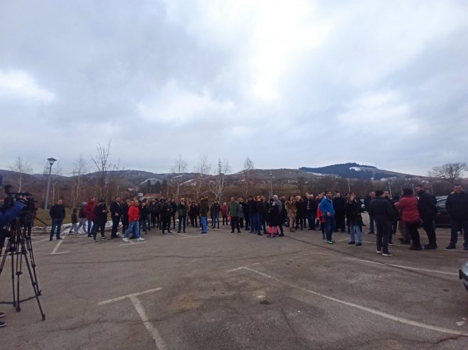 PROTEST GRAĐANA U HERCEGOVINI Nezadovoljni zapošljavanjem u RiTE "Gacko", traže sastanak sa direktorom