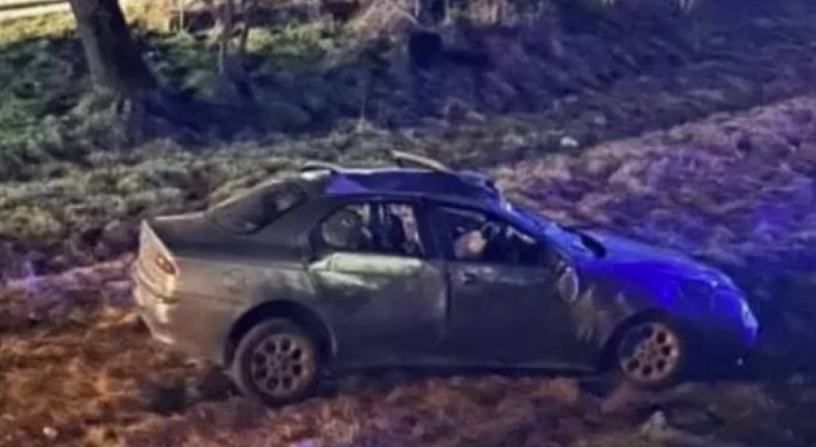 HOROR U KRALJEVU Automobil sletio s mosta, vatrogasci sijeku vozilo da izvuku putnike među kojima su i djeca (FOTO/VIDEO)
