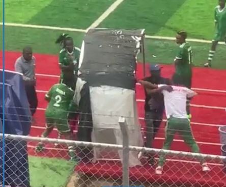 TOTALNO LUDILO! Fudbalerke pretukle sudiju jer im nije svirao penal (VIDEO)