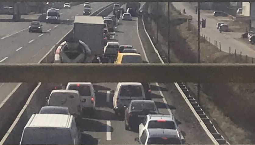 Kolone na brzoj cesti zbog sudara kamiona i kedija (FOTO)