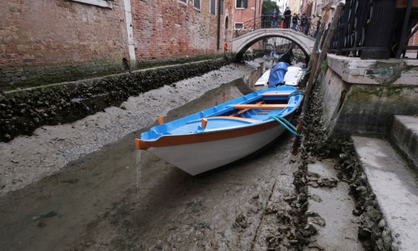 JEZIVI PRIZORI U ITALIJI! GONDOLE STOJE U MJESTU: Poznati kanali u Veneciji presušili, građani zabrinuti (VIDEO)