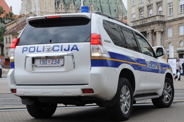 UŽAS U SLAVONSKOM BRODU U kući pronađeni povrijeđeni muškarci, jedan preminuo