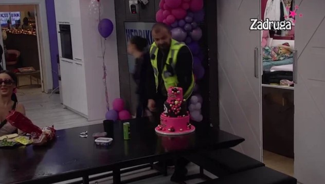 ZADRUGARI DOBILI VELIKO IZNENAĐENJE Voditeljka Ivana Šopić im poslala glamuroznu rođendansku tortu, pogledajte samo kako je ukrašena (VIDEO)