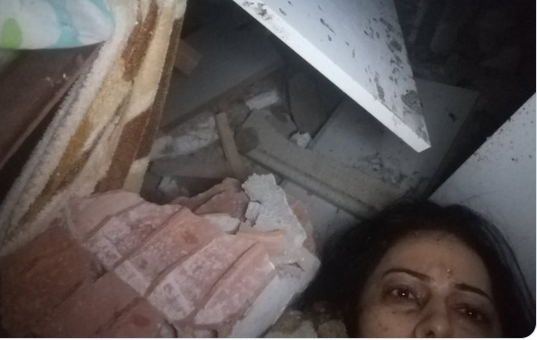"SPASITE ME, MOLIM VAS!" Potresan snimak žene zarobljene u ruševinama: Putem društvenih mreža vapi za pomoći (FOTO/VIDEO)