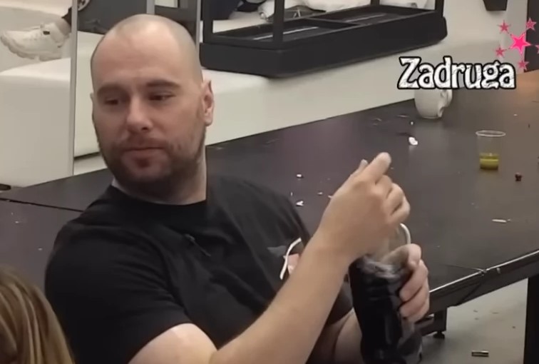 SKINUO GAĆE I NAPRAVIO HAOS! Zvezdan pokazao Zorici čime raspolaže, ona odlijepila! (FOTO/VIDEO)