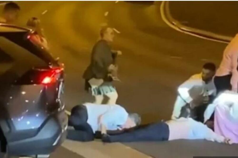 SNIMAK MASOVNE TUČE NA SVADBI ZGROZIO JAVNOST Sijevale pesnice, jedan od svatova nokautiran leži na zemlji (VIDEO)
