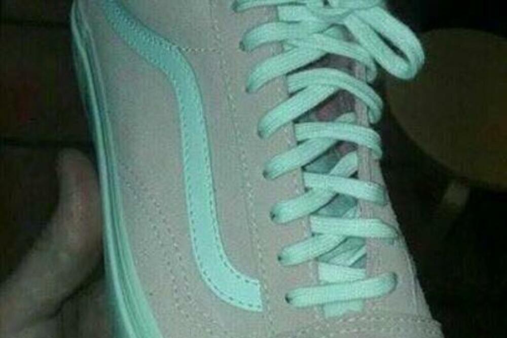 OPTIČKA ILUZIJA PODIJELILA SVIJET Koje su boje patike na slici? (FOTO)