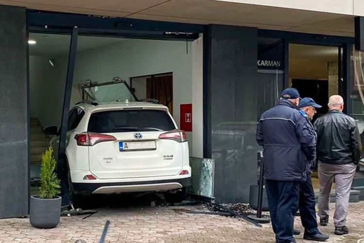 PRIČINJENA MATERIJALNA ŠTETA Automobilom uletio u izlog lokala