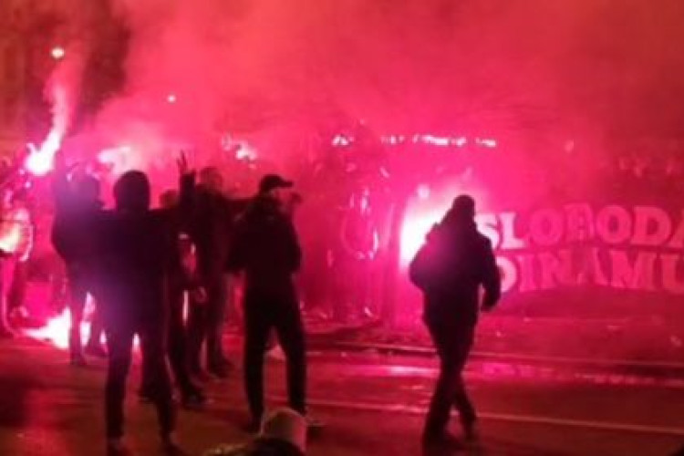 Rat u Dinamu se nastavlja, navijači pokušavali ući u hotel