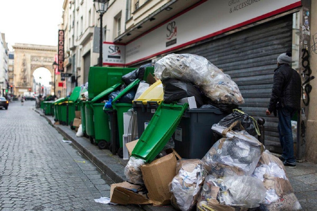 JEZIVI PRIZORI NA ULICAMA PARIZA! Prestonica se guši u otpadu, smeće privlači štakore i žohare (FOTO/VIDEO)