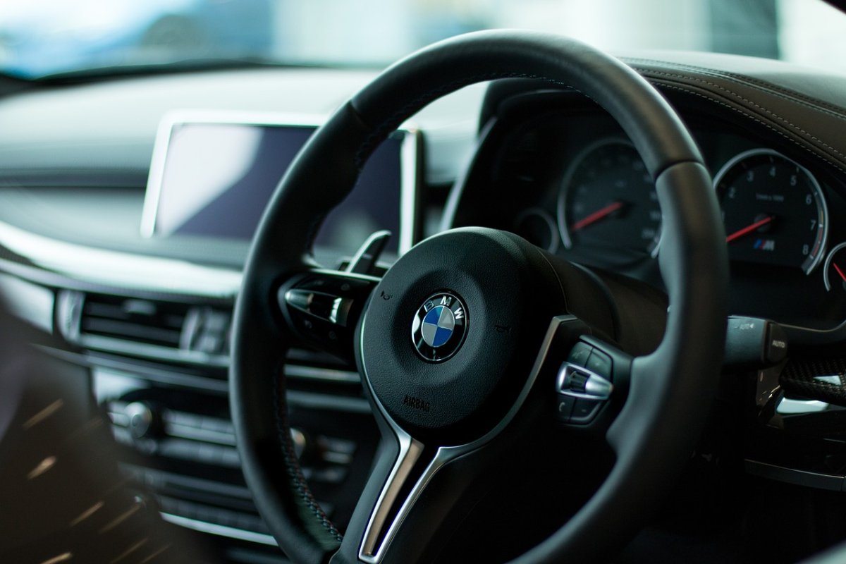 Maloljetnici u Švedskoj mogu da voze Porše i BMW bez vozačke dozvole