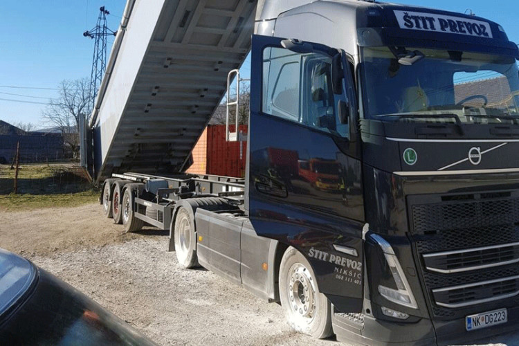 STRAŠNA NESREĆA Vozač kamiona poginuo od strujnog udara