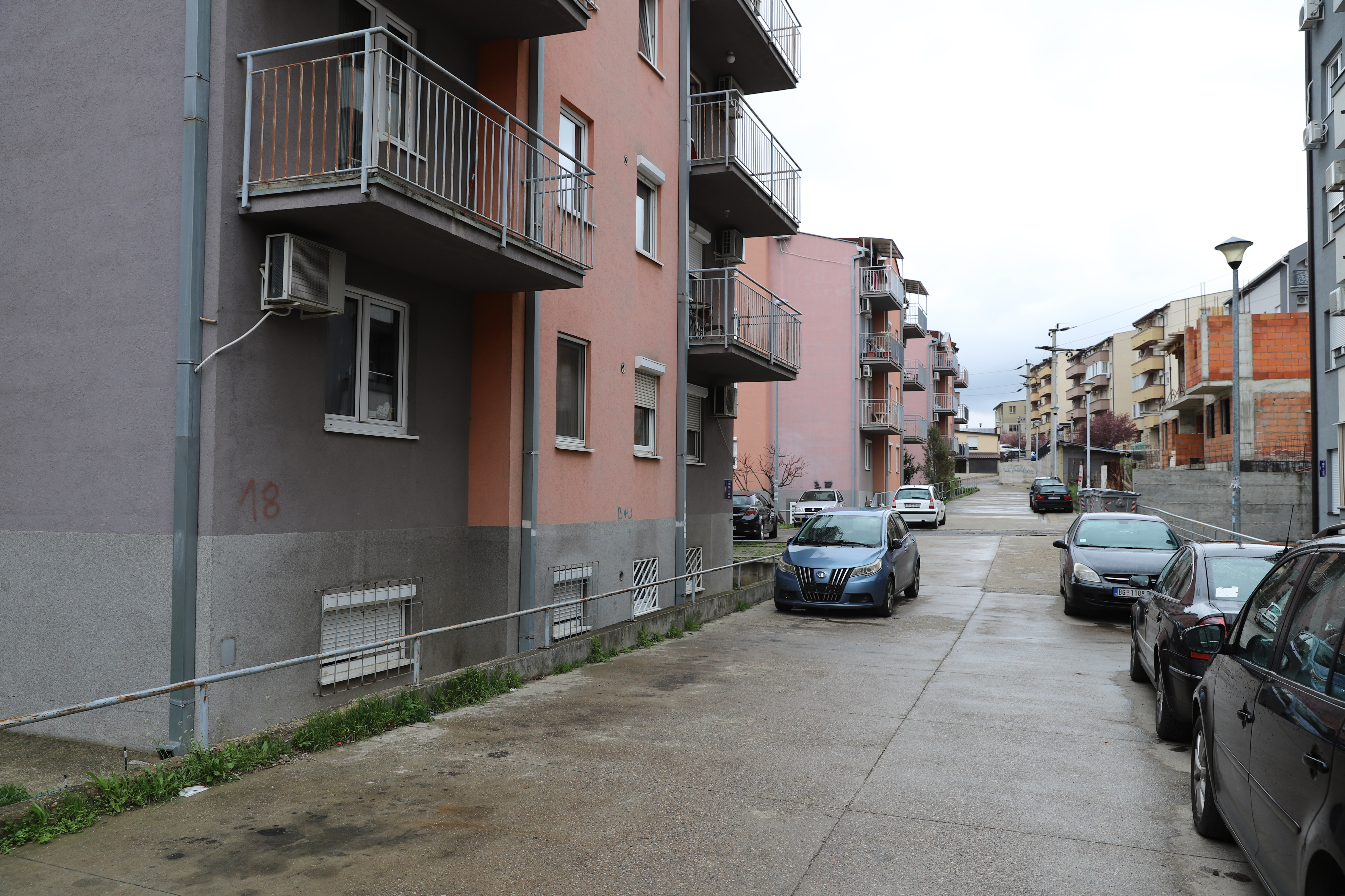 DETALJI HORORA U BEOGRADU Kćerku držao kao roba, dijete godinama bilo zatočeno u kadi (FOTO)