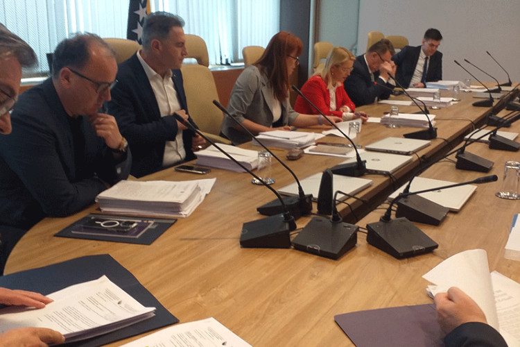 Podržana obustava plata poslanicima i delegatima koji neopravdano izostaju sa sjednica