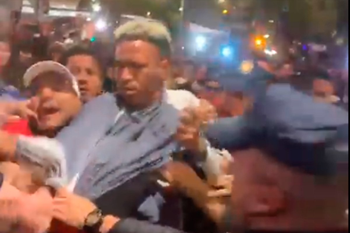 Tuča peruanskih fudbalera i španske policije, priveden golman (VIDEO)