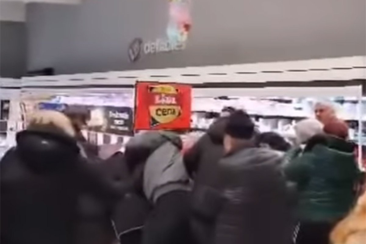 INCIDENT U MARKETU: Otimali se za meso na akciji (VIDEO)