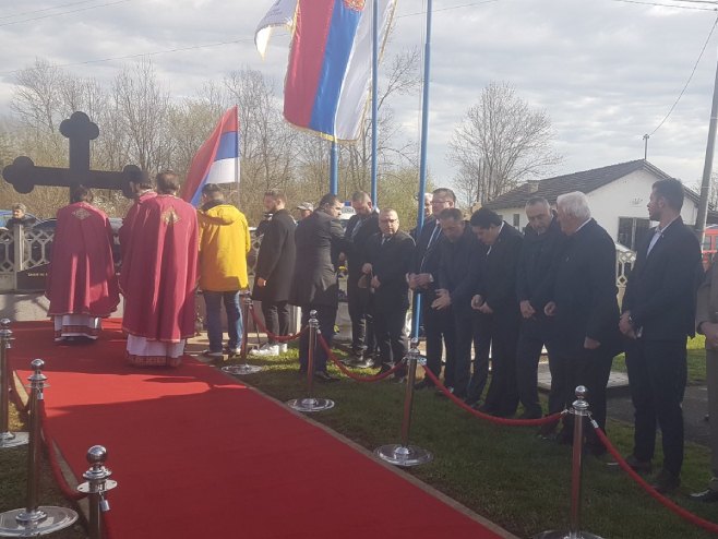 Služen parastos ubijenim srpskim civilima u Sijekovcu (FOTO)