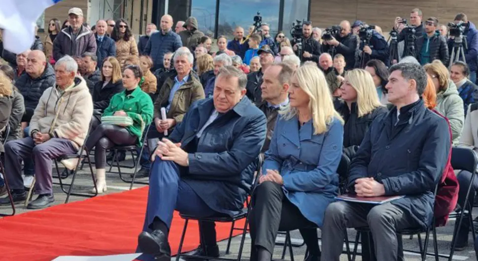 DODIK URUČIO KLJUČEVE PORODICMA Za izbjegle i raseljene 50 stanova (FOTO)