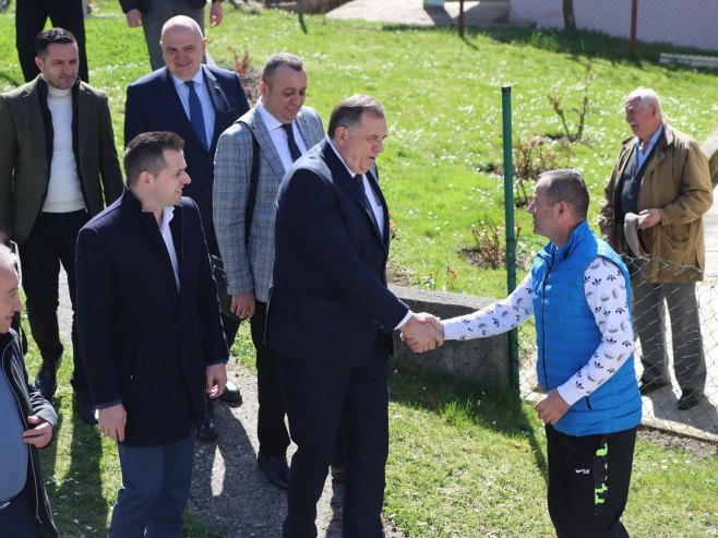 Dodik u posjeti višečlanoj porodici Badnjar (FOTO)