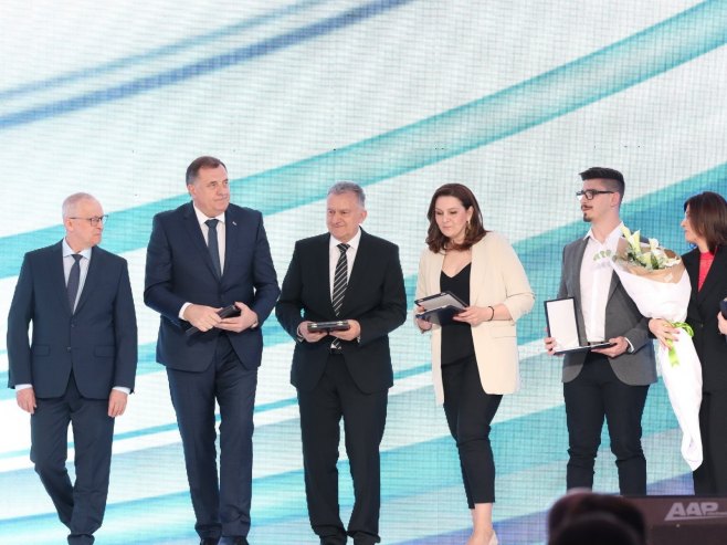 IZABRANI NAJUSPJEŠNIJI U PRIVREDI SRPSKE Dodiku priznanje Privredne komore (FOTO)