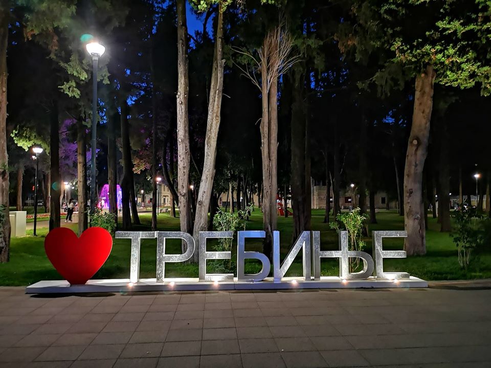 POŽAR U CENTRU TREBINJA Vatrogasci jedva spasili platane