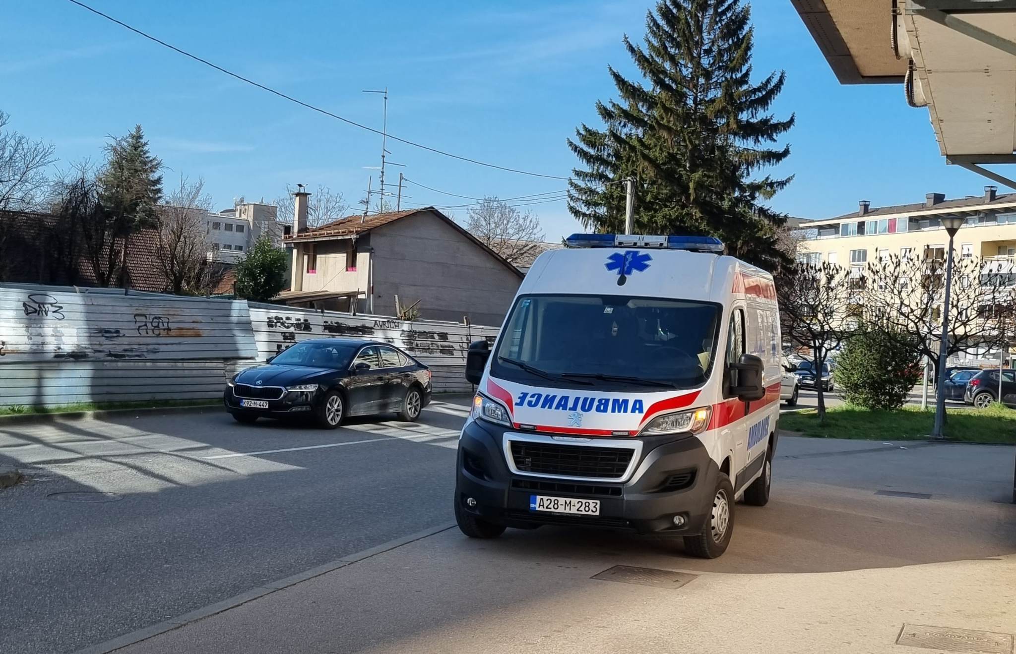JEO JAGNETINJU PA ZAVRŠIO U HITNOJ Muškarac zadobio povrede, ljekarski nalaz postao viralan (FOTO)