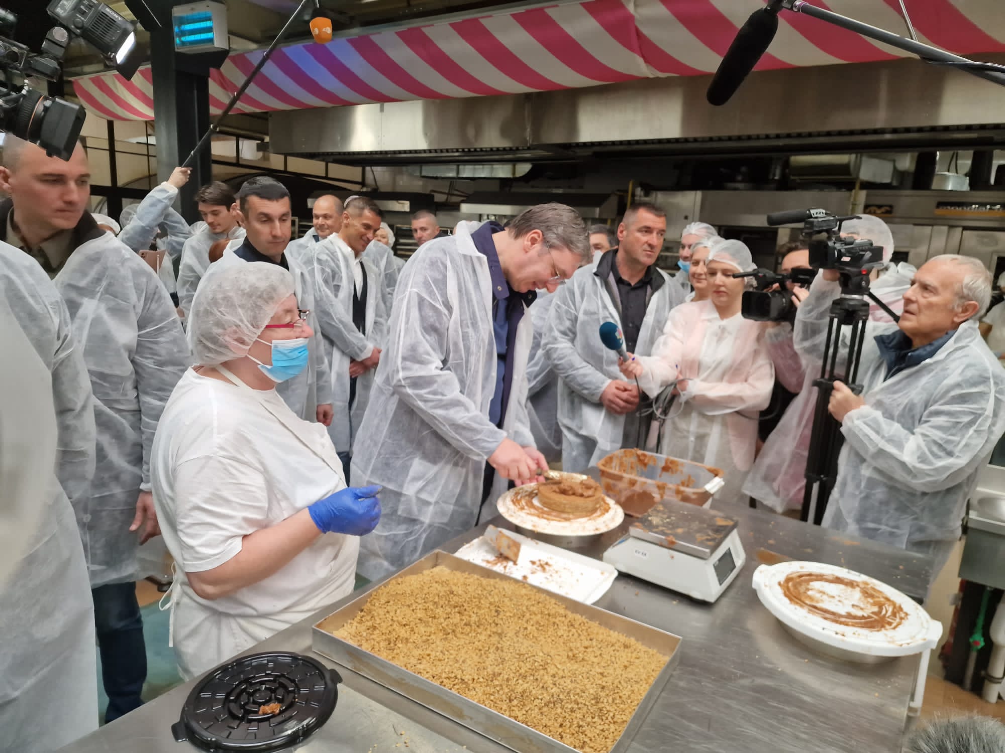 VUČIĆ POKUŠAO DA UKRASI TORTU Nije mu pošlo za rukom, pa se našalio: Ostaće kao primjer kako to ne treba da se radi (FOTO/VIDEO)