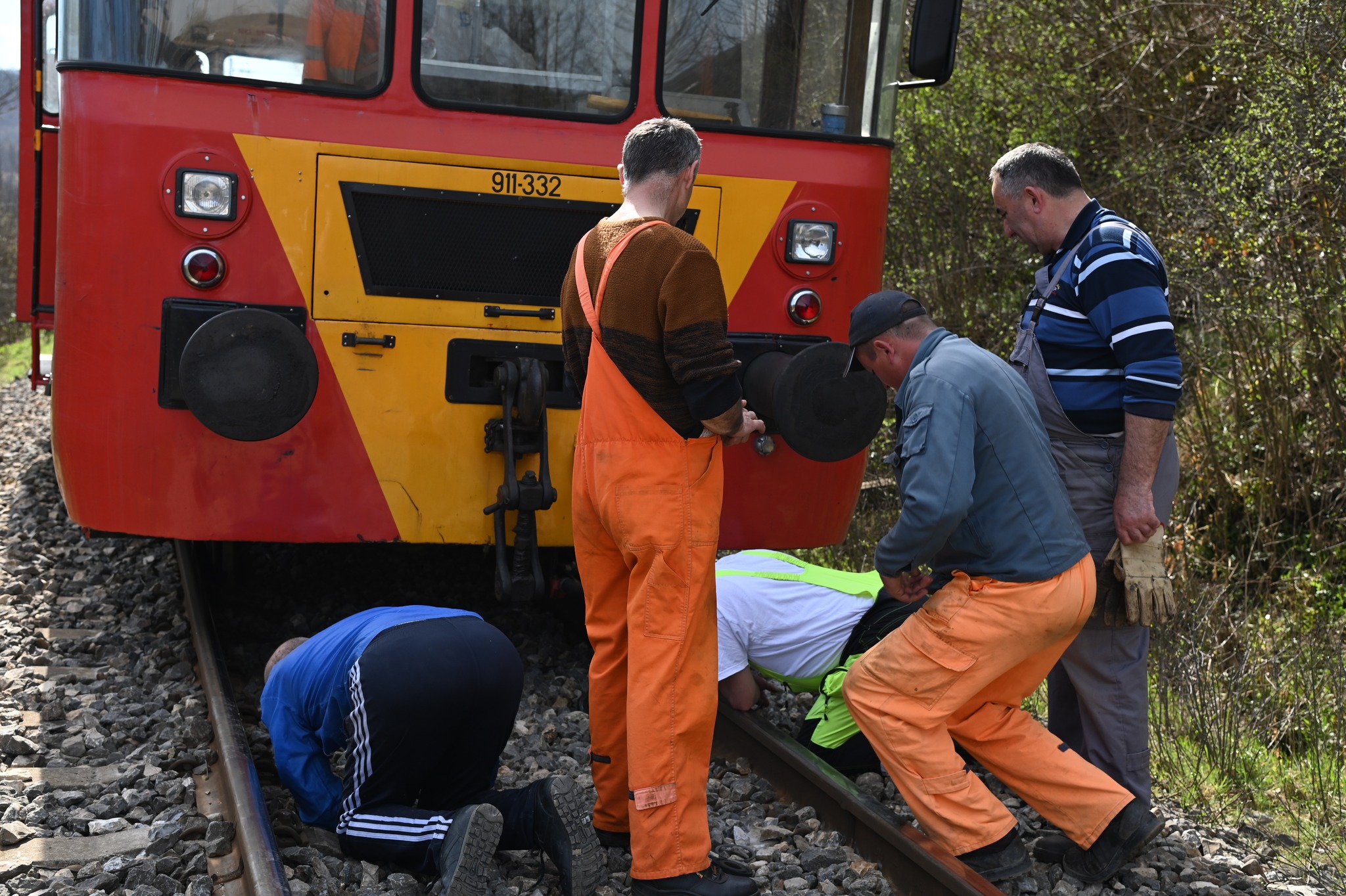 TRAGEDIJA U PRIJEDORU Muškarca pokupila dizel lokomotiva, i pored upozorenja se nije sklanjao sa pruge (FOTO)