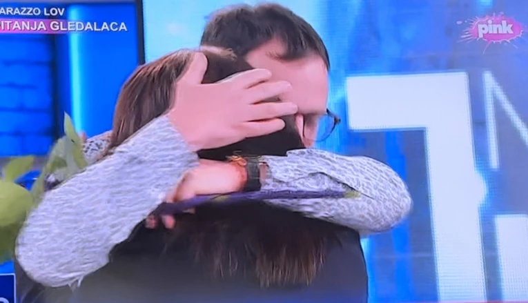 SUSRET MAJKE I SINA KOJI JE RASPLAKAO CIJELI REGION Miloša su sa dvije godine oduzeli majci, a jutros su se prvi put vidjeli poslije 30 godina