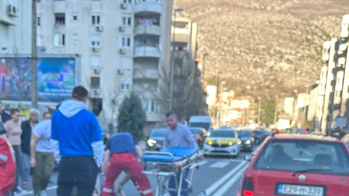 NESREĆA U MOSTARU Muškarac (35) Tiguanom udario pješakinju (30), hitno prevezena u bolnicu